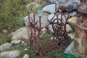 lot 1058 image: Vintage Metal Sewing Machine Stand  Base