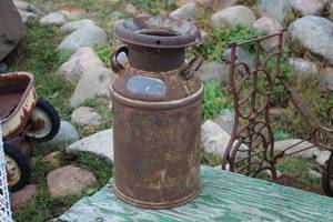 lot 1059 image: Vintage Richard HunterEagle Bottle S.D.Lakeville Creamery Co Milk Can