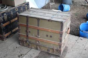 lot 1087 image: Vintage Steamer Trunk