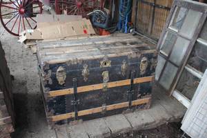 lot 1088 image: Vintage Steamer Trunk