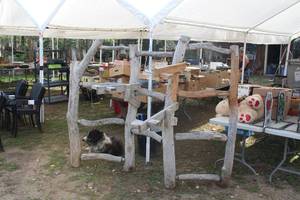 lot 1172 image: Handmade Wood Log QuiltRoom DividerSaddle Holder
