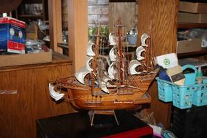 lot 1915 image: Santa Maria theme Wooden Model Sailing Ship