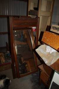 lot 1918 image: Vintage Swivel Mirror  Gentlemans Chest Mirror