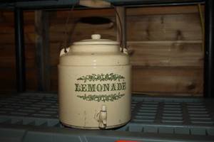 lot 1920 image: Lemonade Crock