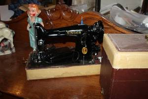 lot 1926 image: Singer Sewing Machine with Carry Case