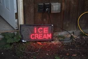 lot 1985 image: Flashing Ice Cream Light