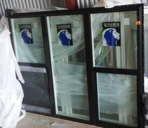 lot 86 image: Windsor Windows 3 mulled. 59 h x 80.5 L