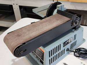 lot 16 image: Delta 4 Belt Sander  6 Disc Sander Combo Unit