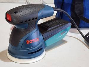 lot 32 image: Bosch Variable Speed Palm Orbit Sander Model ROS20VS