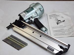 lot 71 image: Hitachi 3-12 Strip Nailer Air Tool Model NR 90AC3
