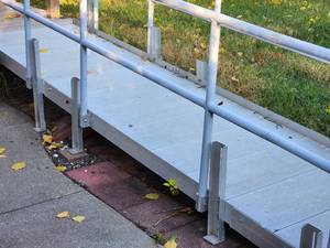 lot 113 image: Outdoor Aluminum Adjustable Height Wheelchair Ramp