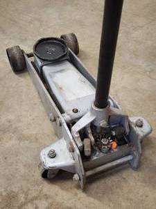 lot 122 image: 3-Ton Hydraulic Floor Jack