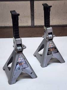 lot 124 image: Set of 3-Ton Auto Jack Stands