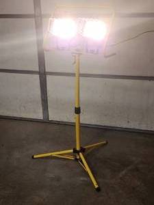 lot 127 image: Twin Head Telescoping Shop Light