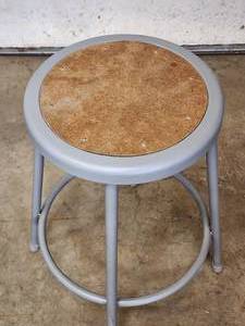 lot 165 image: 26 H Adjustable Shop Stool