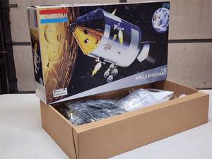 lot 180 image: Vintage Mono Gram 132 Scale Apollo Spacecraft Model Kit