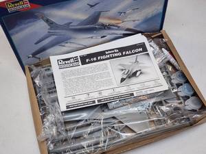 lot 186 image: Revell F-16 Fighting Falcon Model Kit