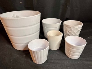 lot 139 image: Miscellaneous Set of White Pots
