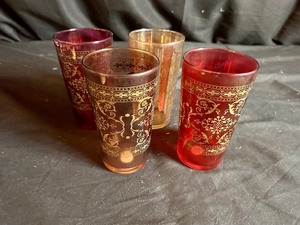 lot 86 image: 4 Vintage Red and Gold Tumblers