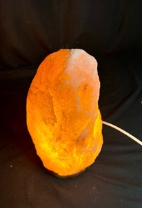 lot 96 image: Large Himilayan Salt Lamp Light