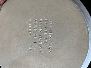 lot 234 image: Bennington Pottery White Glazed Plates and Black Hearts and Hand Plates