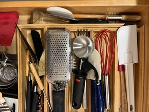 lot 253 image: Large Lot of Kitchen Utensils with Bamboo Storage Tray