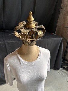 lot 207 image: Female 12 Body Form With Shoulders on Stand with Crown
