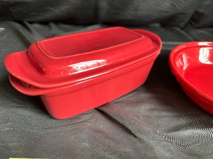 lot 218 image: Chantal 1- 12 Quart Make and Take Casserole and Pie Plate