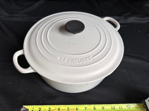 lot 216 image: Le Cruset White Dutch Oven #28