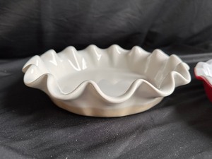 lot 217 image: 2 Emile Henry Pie Plates - 1 White, 1 Red
