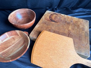 lot 224 image: Butcher Block,  Epicuren Pizza Peel, and 2 Wooden Bowls