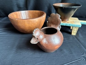 lot 176 image: Hand Carved Wood Bowl, Pottery Bowl, Chicken Bowl, and Elevated Cutting Board