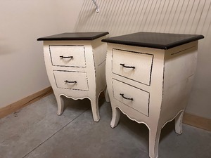lot 58 image: Set of Two Nightstands Two Drawers White with Black Tops