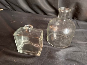 lot 79 image: 2 Glass Vases