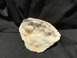 lot 302 image: Beautiful Crystal Clear Geode