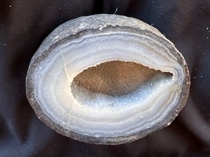 lot 311 image: Grey Polished Agate Crystal Geode