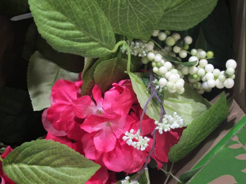 lot 455 image: NEW 26 IN SPRING WREATH MEMBERS MARK - PinkGreen