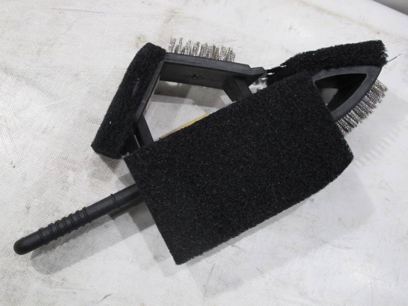 lot 424 image: NEW HD Designs Grill - 3 Piece Grill Care Set