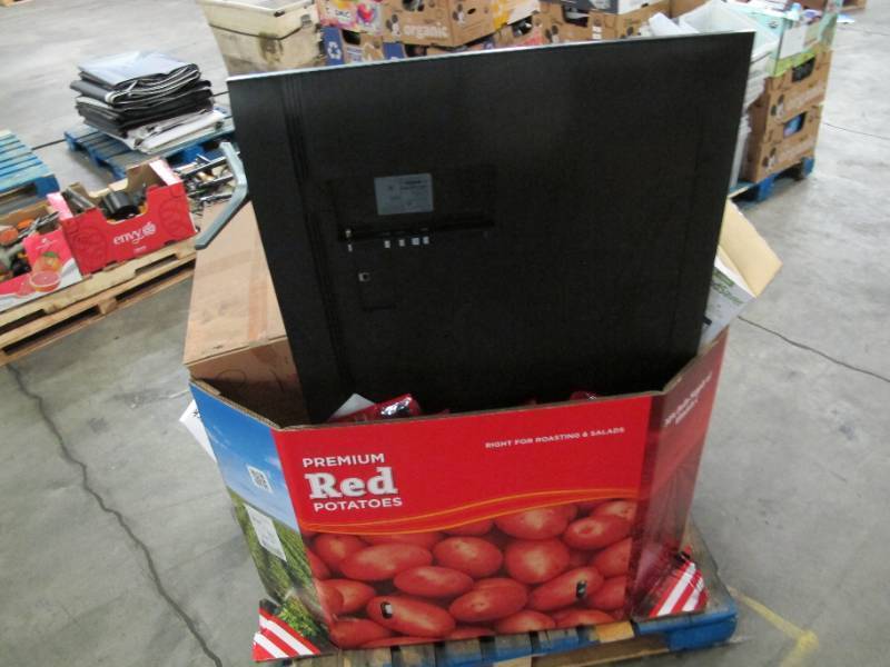 lot 104 image: Pallet of Store Overstock Store and Ecommerce Product and Returns