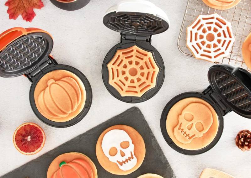 lot 695 image: NEW DASH HALLOWEEN MINI MAKER SET OF 3