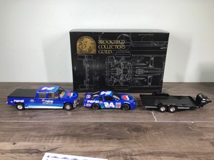 lot 135 image: 1999 Nascar Brookfield Collectors Guild 3 Piece Trackside Collection Jeff Gordon #24  Pepsi  Monte Carlo Race Car - Chevrolet Crew Cab & Race Car Trailer 124 scale die cast