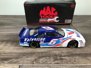 lot 150 image: 1997 Nascar Mac Tools Motor Sports Mark Martin Thunderbird #6  Valvoline 124 scale die cast stock car