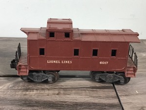 lot 193 image: Vintage Lionel Electric Train in Original Box - Caboose #6017