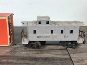 lot 194 image: Vintage Lionel Electric Train in Original Box - Box Car #6014