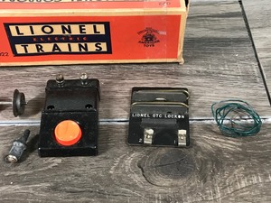 lot 197 image: Vintage Lionel Electric Trains - Box of hardware for trains #022 in Original Box