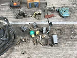 lot 205 image: Vintage Lionel Train Accessories & Parts