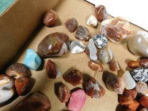 lot 14 image: Flat of polished agates and more