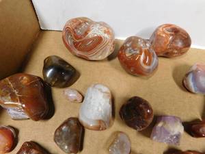 lot 15 image: Flat of polished agates and more