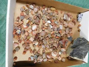 lot 16 image: Flat of raw agates and more