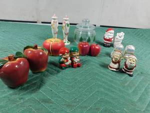 lot 22 image: Flat of S&P shakers and more